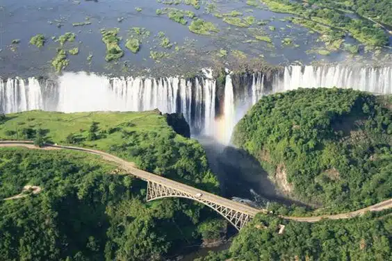 Itchy Feet Safaris - The majestic Victoria Falls.